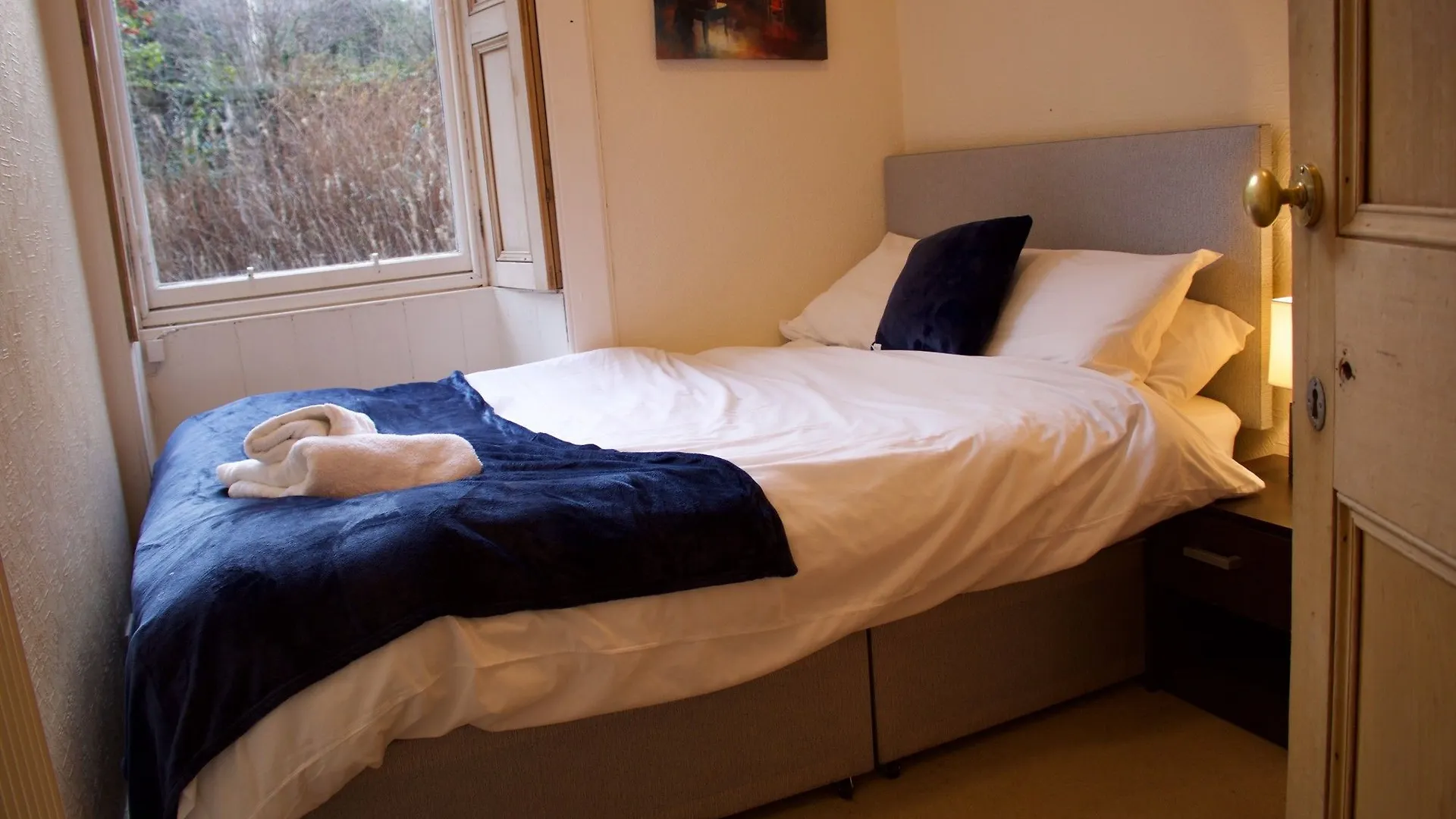 3 Bedroom City Centre Apartment Эдинбург