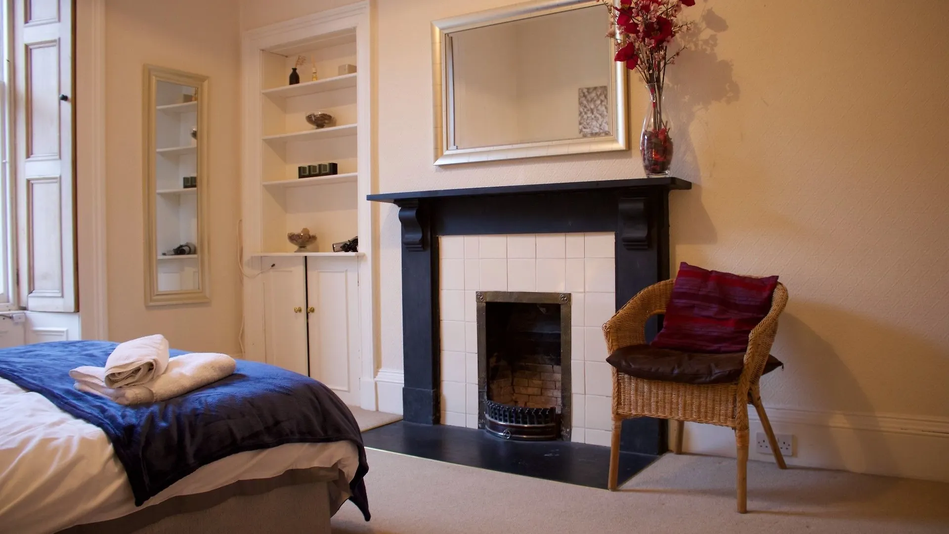 3 Bedroom City Centre Apartment Эдинбург